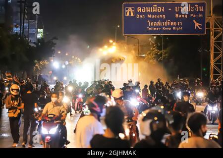 Bangkok, THAILAND - 22. August 2021: Regierungsfeindliche Demonstranten haben in der Vibhavadi Rangsit Road in der Nähe von DIN Daeng Junction gegen die Polizei von Riot geprallt. Stockfoto