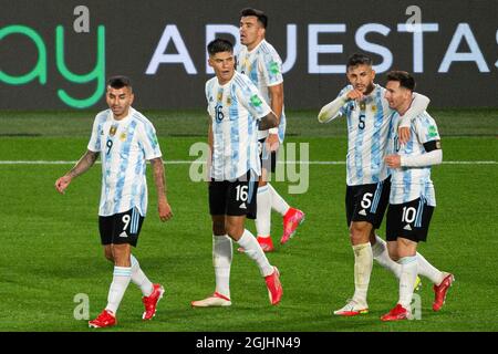 Buenos Aires, Argentinien. September 2021. Leandro Paredes (5) und Lionel Messi (10) aus Argentinien sprechen nach dem Qualifikationsspiel zwischen Argentinien und Bolivien für die FIFA Fußball-Weltmeisterschaft Katar 2022 in Buenos Aires.(Endstand; Argentinien 3:0 Bolivien) Credit: SOPA Images Limited/Alamy Live News Stockfoto