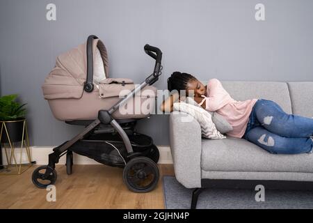 Depressive Unglückliche Afroamerikanische Frau Mit Neugeborenen. Frustrierte Mutter Stockfoto