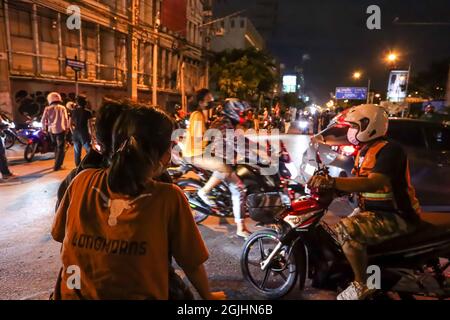 Bangkok, THAILAND - 22. August 2021: Regierungsfeindliche Demonstranten haben in der Vibhavadi Rangsit Road in der Nähe von DIN Daeng Junction gegen die Polizei von Riot geprallt. Stockfoto