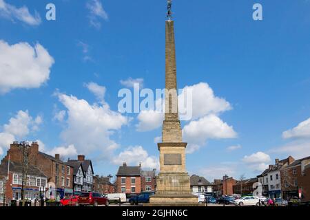 Das Hornblower Obelisk befindet sich im Herzen von Ripons Einkaufsviertel und wurde 1703 am Market Square in North Yorkshire, England, errichtet. Stockfoto