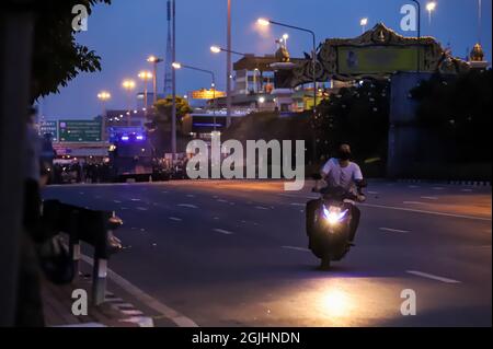 Bangkok, THAILAND - 22. August 2021: Regierungsfeindliche Demonstranten haben in der Vibhavadi Rangsit Road in der Nähe von DIN Daeng Junction gegen die Polizei von Riot geprallt. Stockfoto