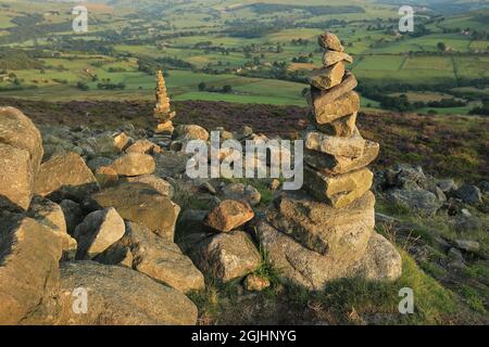 Felsen auf einem Hügel in Wharfedale, Yorkshire Dales National Park, Großbritannien, auf dem Gipfel des Beamsley Beacon Stockfoto