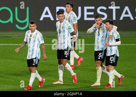 Buenos Aires, Argentinien. September 2021. Leandro Paredes (5) und Lionel Messi (10) aus Argentinien werden nach dem Qualifikationsspiel zwischen Argentinien und Bolivien für die FIFA Fußball-Weltmeisterschaft Katar 2022 in Buenos Aires gesprochen.(Endstand; Argentinien 3:0 Bolivien) (Foto: Manuel Cortina/SOPA Images/Sipa USA) Quelle: SIPA USA/Alamy Live News Stockfoto