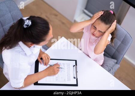 Krankenkind-Therapie. Therapeut Tröstet Kind Im Krankenhaus Stockfoto