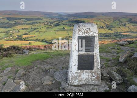 Trig Point auf dem Gipfel des Beamsley Beacon, einem Hügel in Wharfedale, Yorkshire Dales National Park, Großbritannien Stockfoto