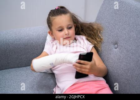 Junges Mädchen Mit Armbruch Und Guss Stockfoto