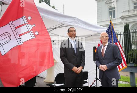 Hamburg, Deutschland. September 2021. Der erste Bürgermeister Hamburgs, Peter Tschentscher (r), und der Generalkonsul der Vereinigten Staaten von Amerika, Darion Akins, stehen anlässlich des 20. Jahrestages der Terroranschläge vom 11. September 2001 vor dem US-Generalkonsulat in Hamburg. Quelle: Ulrich Perrey/dpa/Alamy Live News Stockfoto