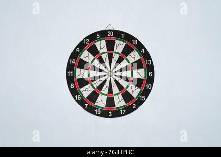 Dartboard auf der blauen Wand. Dart eine Reihe verwandter Spiele, in denen Spieler Dart an einem runden Ziel an die Wand gehängt zu werfen. Stockfoto