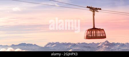 Seilbahn-Straßenbahn und rosa Sonnenuntergang Schnee Berge Banner Panorama der französischen Alpen in der Nähe von Chamonix Mont-Blanc, Frankreich Stockfoto