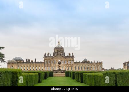 Das Gelände von Castle Howard mit dem Atlas-Brunnen, der von den Parterre-Gärten südlich des Palastes aus gesehen wird. England, North Yorkshire. Stockfoto