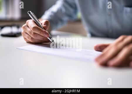 Prüfdokument Schreiben Und Unterzeichnen. Unterschrift Des Gehaltsschecks Stockfoto