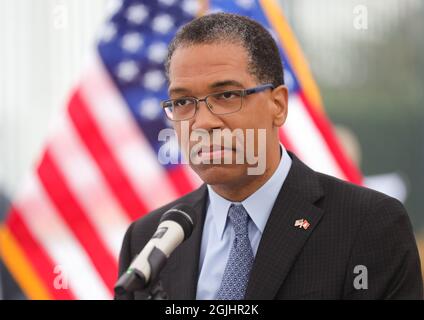 Hamburg, Deutschland. September 2021. Darion Akins, Generalkonsul der Vereinigten Staaten von Amerika, spricht vor dem US-Generalkonsulat in Hamburg zu den Gästen während einer Veranstaltung zum 20. Jahrestag der Terroranschläge vom 11. September 2001. Quelle: Ulrich Perrey/dpa/Alamy Live News Stockfoto