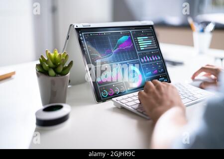 Data Analyst mit dem KPI-Dashboard von Data Analytics Stockfoto