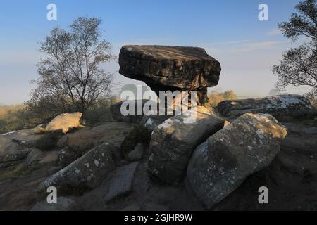 Felsformation bekannt als Druid's Writing Desk, bei Brimham Rocks in Nidderdale, North Yorkshire, Großbritannien Stockfoto