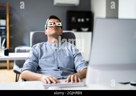 Müde, Unglücklicher Geschäftsmann, Der Im Büro Schläft. Gelangweilter Mann Stockfoto