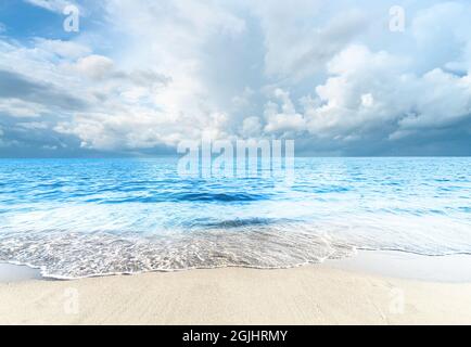 Leerer Strand, tropisches Meer und wunderschöner bewölkter Himmel Stockfoto