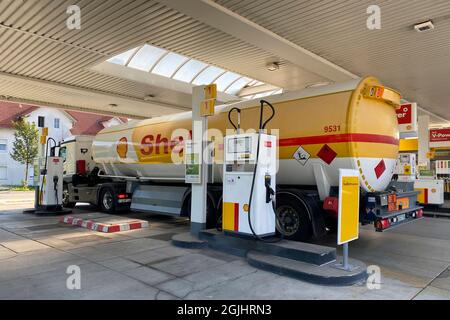 München, Deutschland. September 2021. An einer Shell-Tankstelle steht ein Tankwagen. Kraftstofflieferung, Lieferung Kredit: dpa/Alamy Live News Stockfoto