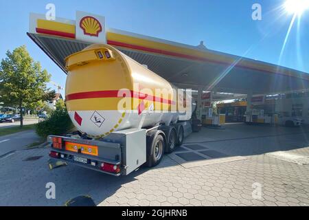 München, Deutschland. September 2021. An einer Shell-Tankstelle steht ein Tankwagen. Kraftstofflieferung, Lieferung Kredit: dpa/Alamy Live News Stockfoto