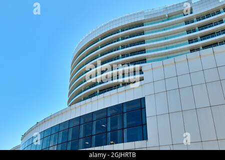 Architekturfoto eines Gebäudes mit weißer Fassade Stockfoto