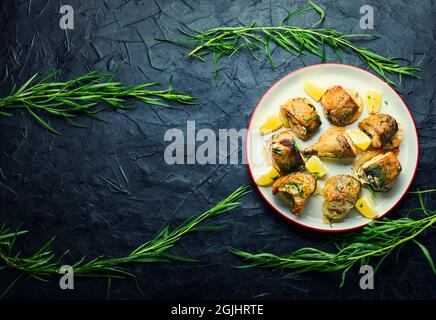Gebackene Makrele mit Zwiebeln und Kräutern.Platz für Text Stockfoto