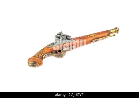 Vintage Pulverpistole mit Bronze-Inlay isoliert auf weißem Hintergrund. Speicherplatz kopieren. Stockfoto