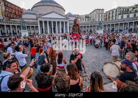 Little Amal, eine riesige Marionette, die ein junges syrisches Flüchtlingskind darstellt, die von der Handspring Puppet Company geschaffen wurde, abgebildet während einer Aufführung auf der Piazza del Plebiscito in Neapel am 9. September 2021. Diese 3.5 Meter hohe Marionette wird nach ihrer Reise von Syrien in die Türkei, Griechenland und Italien nach Frankreich, der Schweiz, Deutschland, Belgien und Großbritannien reisen, um sich auf die dringenden Bedürfnisse junger Flüchtlinge zu konzentrieren. Stockfoto