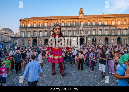 Little Amal, eine riesige Marionette, die ein junges syrisches Flüchtlingskind darstellt, die von der Handspring Puppet Company geschaffen wurde, abgebildet während einer Aufführung auf der Piazza del Plebiscito in Neapel am 9. September 2021. Diese 3.5 Meter hohe Marionette wird nach ihrer Reise von Syrien in die Türkei, Griechenland und Italien nach Frankreich, der Schweiz, Deutschland, Belgien und Großbritannien reisen, um sich auf die dringenden Bedürfnisse junger Flüchtlinge zu konzentrieren. Stockfoto