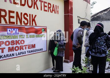 Jakarta, Indonesien. September 2021. Verwandte der Opfer, die bei einem Brand im Gefängnis Tangerang ums Leben kamen, warten vor der Leichenhalle des Nationalen Polizeikrankenhauses. Derzeit gibt es immer noch 43 Leichen von Opfern aus einem massiven überfüllten Brandgefängnis, die noch nicht identifiziert wurden. Kredit: SOPA Images Limited/Alamy Live Nachrichten Stockfoto