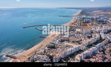 Schöne Luftbilder der portugiesischen Touristenstadt Quarteira. An der Küste während der Strandsaison mit Touristen, die sich sonnen. Stockfoto