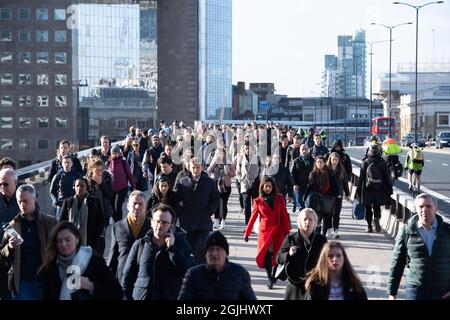 Foto vom 13/03/2020 von Pendlern, die die London Bridge im Zentrum Londons während der morgendlichen Hauptverkehrszeit vor der Sperrung überquerten. Die Stadtzentren könnten von einer Òdouble whammyÓ von Staus und Geschäftsschließungen betroffen sein, wenn die Arbeitnehmer nicht wieder mit der Bahn pendeln, warnt die Bahnindustrie. Ausgabedatum: Freitag, 10. September 2021. Stockfoto