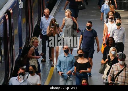 Aktenfoto vom 19/07/21 von Pendlern an der Waterloo Station in London. Die Stadtzentren könnten von einer Òdouble whammyÓ von Staus und Geschäftsschließungen betroffen sein, wenn die Arbeitnehmer nicht wieder mit der Bahn pendeln, warnt die Bahnindustrie. Ausgabedatum: Freitag, 10. September 2021. Stockfoto