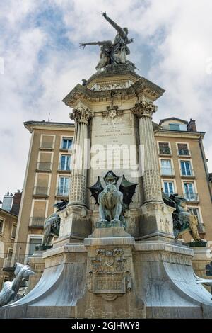 Brunnen der drei Orden, oder Brunnen des hundertjährigen Bestehens, im historischen Zentrum der Stadt Grenoble. Auvergne-Rhône-Alpes, Frankreich Stockfoto