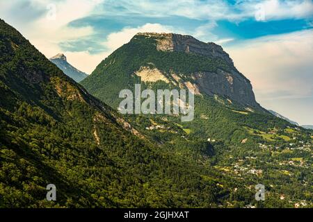 Die Gipfelkämme des Mont Saint-Eynard. Der Gipfel ist Teil des Chartreuse-Gebirges in den Alpen. Grenoble, Region Auvergne-Rhône-Alps, Frankreich Stockfoto