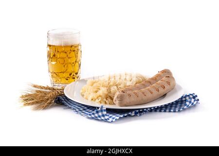 Bratwurst, Sauerkraut, Brezeln und Bier auf weißem Hintergrund isoliert Stockfoto