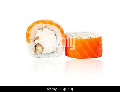 Nahaufnahme von traditionellen, frischen japanischen Sushi-Brötchen mit Meeresfrüchten, Lachs, gesmoktem Aal und Frischkäse auf weißem Hintergrund mit Spiegelung. Sushi-Menü Stockfoto