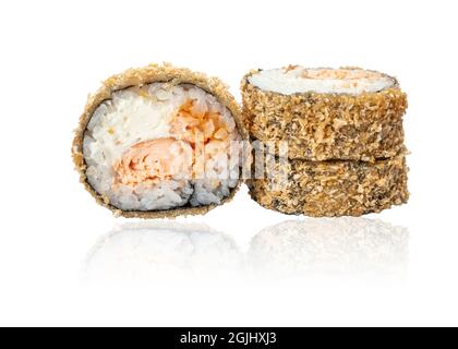 Nahaufnahme eines heißen frittierten Sushi-Rolls mit gebratenem Lachs auf weißem Hintergrund mit Spiegelung. Sushi-Menü. Japanisches Essen Stockfoto