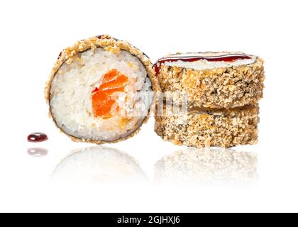 Heiße gebratene Sushi-Rolle mit Lachs und Käse, isoliert auf weißem Hintergrund, mit Spiegelung. Sushi-Menü. Japanisches Essen Stockfoto