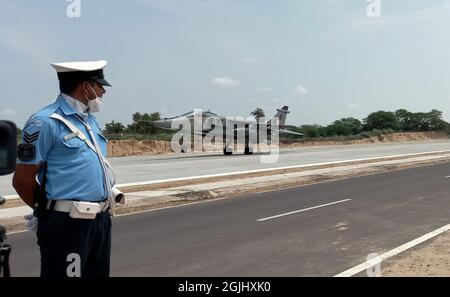 Barmer, Indien. September 2021. Ein Sicherheitsmann wacht während der Landung eines Flugzeugs der indischen Luftwaffe Jaguar während der Einweihung der Notlandeeinrichtung im Abschnitt Gandhav Bhakasar auf dem National Highway NH-925 im Barmer Bezirk in der Nähe der Grenze zwischen Indien und Pakistan. Verteidigungsminister Rajnath Singh, Straßenverkehrsminister Nitin Gadkari und Luftwaffenchef RKS Bhadauria weihten den Streifen ein, der von der National Highways Authority of India (NHai) in enger Abstimmung mit der indischen Luftwaffe (IAF) errichtet wurde. (Foto: Sumit Saleswat/Pacific Press) Quelle: Pacific Press Media Production Corp./Alamy Live News Stockfoto