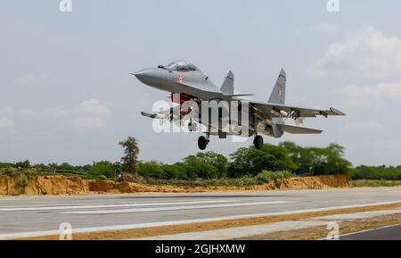 Barmer, Indien. September 2021. Sukhoi, ein Kämpfer der indischen Luftwaffe, landet während der Einweihung der Notlandeeinrichtung auf dem Abschnitt Gandhav Bhakasar auf dem National Highway NH-925 im Barmer Bezirk in der Nähe der Grenze zwischen Indien und Pakistan. Verteidigungsminister Rajnath Singh, Straßenverkehrsminister Nitin Gadkari und Luftwaffenchef RKS Bhadauria weihten den Streifen ein, der von der National Highways Authority of India (NHai) in enger Abstimmung mit der indischen Luftwaffe (IAF) errichtet wurde. (Foto: Sumit Saleswat/Pacific Press) Quelle: Pacific Press Media Production Corp./Alamy Live News Stockfoto