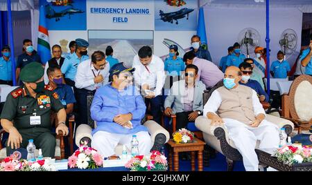 Barmer, Indien. September 2021. Der Verteidigungsminister der Union, Rajnath Singh, der Straßenverkehrsminister Nitin Gadkari und der Generalstabschef der Verteidigung, Bipin Rawat, während der Einweihung der Notlandeeinrichtung im Abschnitt Gandhav Bhakasar auf dem National Highway NH-925 im Distrikt Barmer in der Nähe der Grenze zwischen Indien und Pakistan. Der Streifen, der von der National Highways Authority of India (NHai) in enger Abstimmung mit der Indian Air Force (IAF) gebaut wurde. (Foto: Sumit Saleswat/Pacific Press) Quelle: Pacific Press Media Production Corp./Alamy Live News Stockfoto