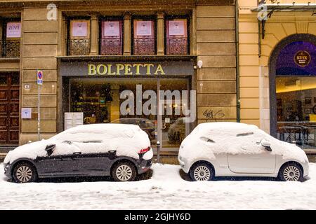 Bologna, Italien. März 2018. In einer Straße in Bologna, Italien, bedeckte ein Schnee zwei Autos. Das 'Tier aus dem Osten', ein ungewöhnlich kaltes und schneebedecktes Wetter, Stockfoto
