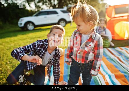Kinder verbringen Zeit miteinander. Picknickdecke im Freien. Bruder und Schwester lieben. Stockfoto