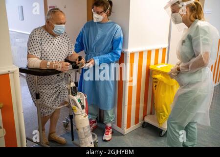 Die Covid-19-Einheit des Liege-Krankenhauses, die sich um eine alte Person kümmert. Lüttich, Belgien. Stockfoto