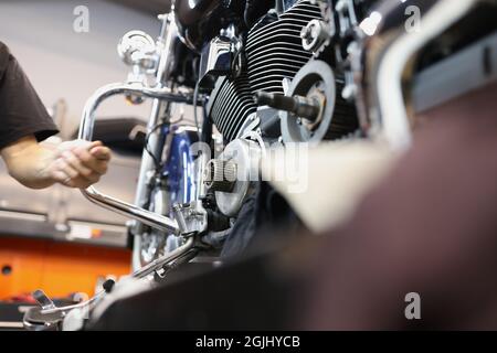 Reparatur und Wartung von Motorradmotoren in der Kfz-Werkstatt Nahaufnahme Stockfoto