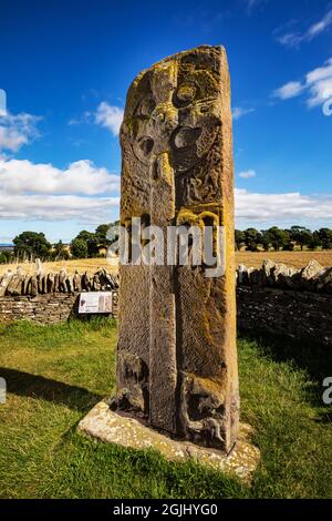 Der große Stein (Roadside Cross), einer der Aberlemno Standing Stones in Angus, Schottland Stockfoto