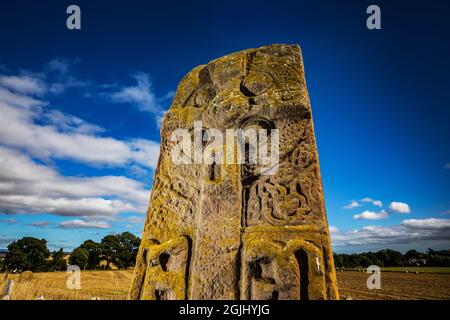 Der große Stein (Roadside Cross), einer der Aberlemno Standing Stones in Angus, Schottland Stockfoto