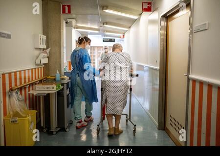 Die Covid-19-Einheit des Liege-Krankenhauses, die sich um eine alte Person kümmert. Lüttich, Belgien. Stockfoto