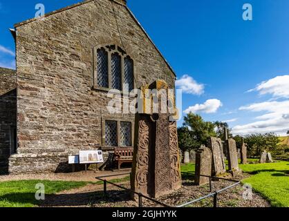 Die Kirkyard Cross Slab, einer der Aberlemno Standing Stones in Angus, Schottland, mit einem keltischen Kreuz Stockfoto