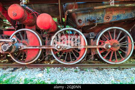 Rote Zugräder. Vintage Dampflokomotive Teile Stockfoto